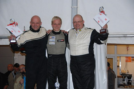 Fra venstre Peter Sørensen nr. 3, Nick Reimersø nr. 1, Henrik Sørensen nr. 2, manden med briller nederst til venstre i billedet er Morten Alstrup, altid frisk med kvikke bemærkninger.